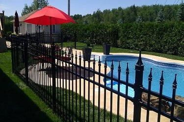 Clôture de piscine sécuritaire installée à Mascouche